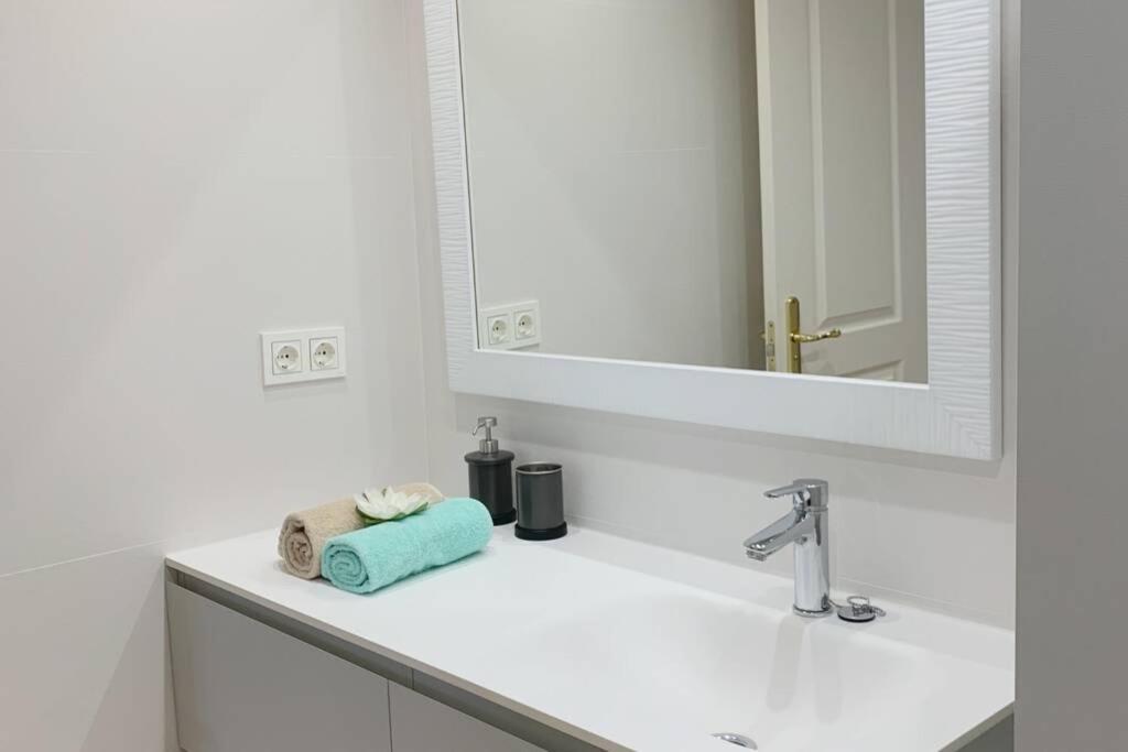 Piso Amplio Y Equipado En El Centro De Tudela. Apartment Ngoại thất bức ảnh